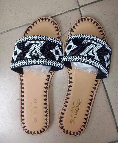 Sandales en cuir perlées