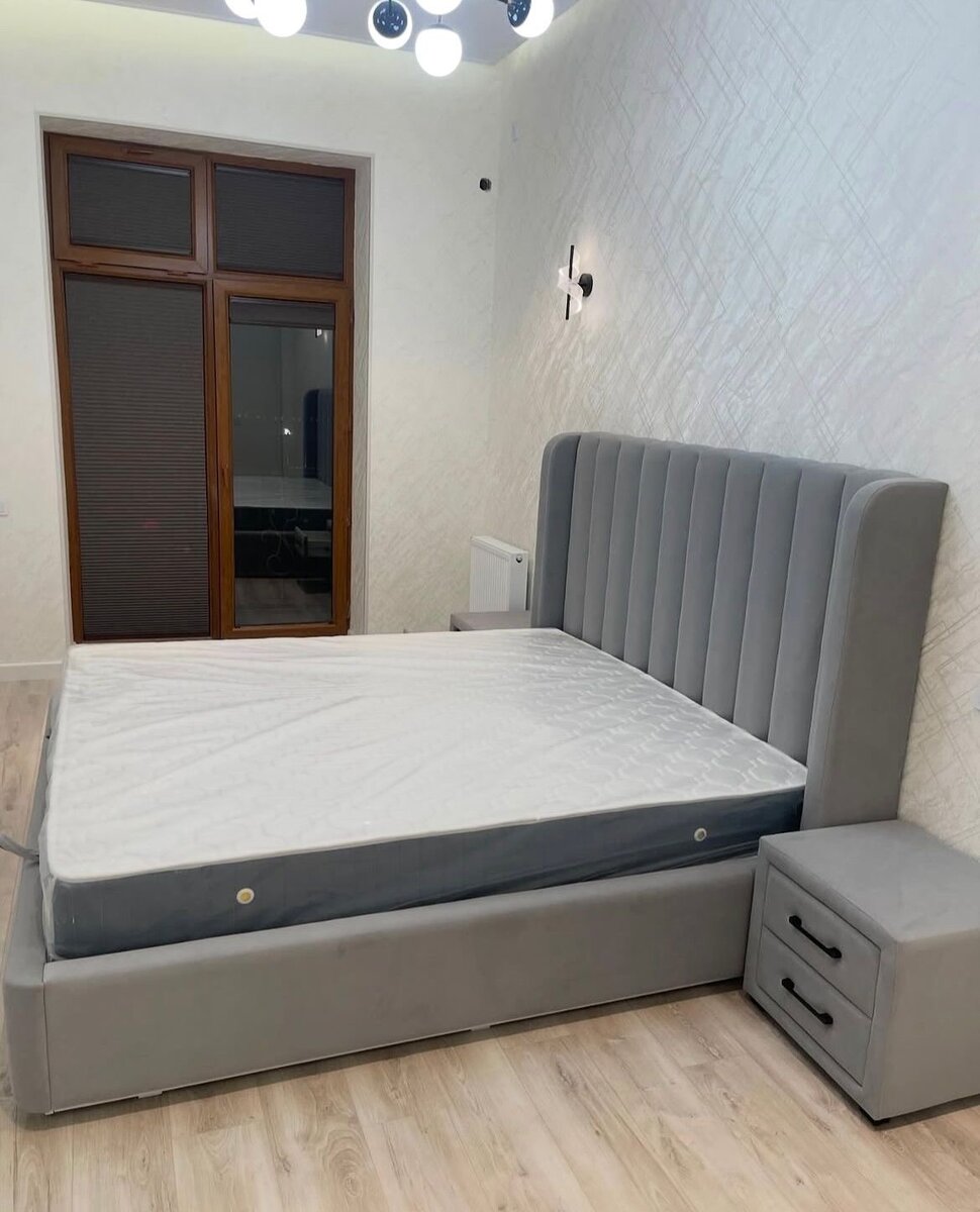 Lit gris avec matelas et chevets