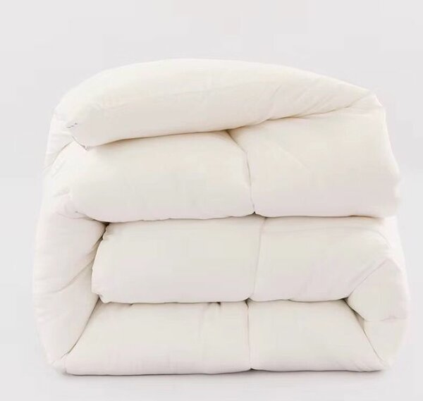 Couette blanche chaude et confortable