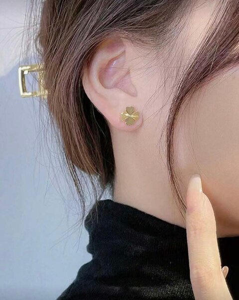 Parure de collier et boucles d'oreilles trèfle en or