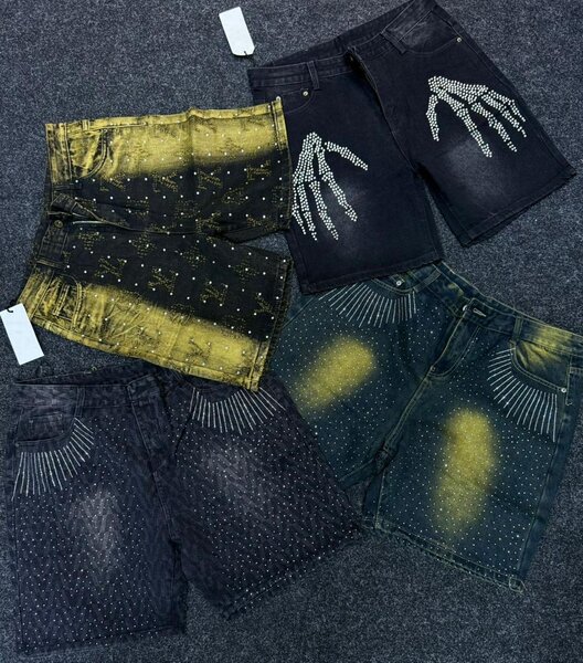 Jean noir déchiré et strassé