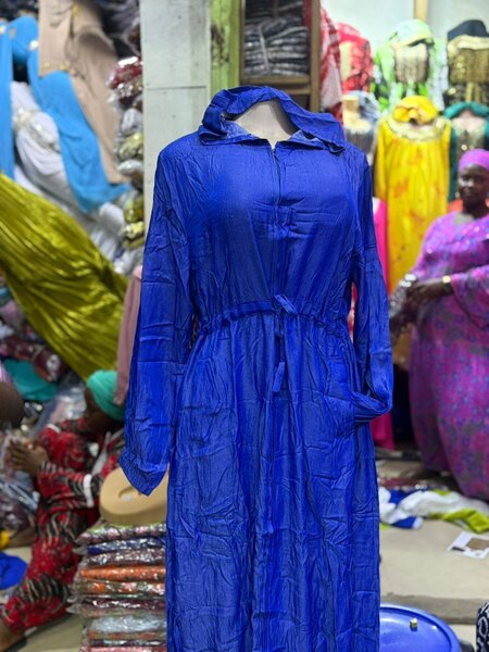 Robe bleue satinée élégante