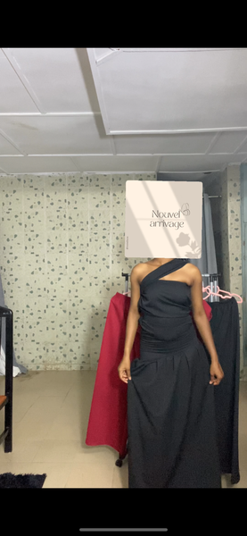 Robe élégante à une épaule