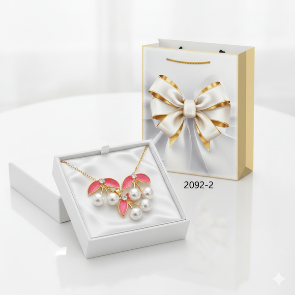 Collier papillon en perles roses et or