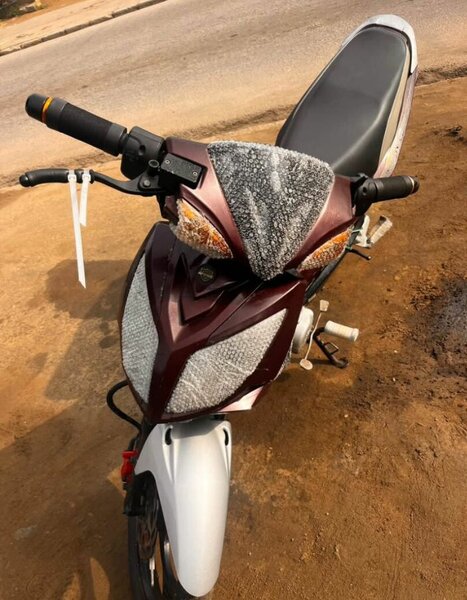 Honda Moto rouge et gris