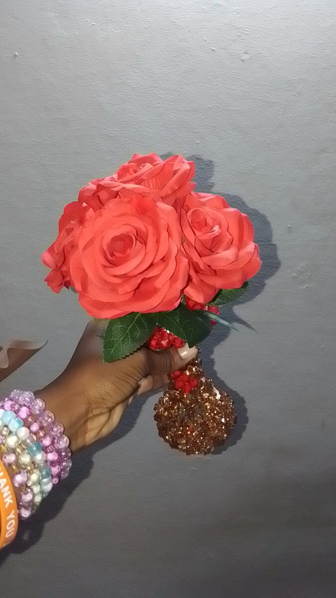 Vase décoratif avec roses