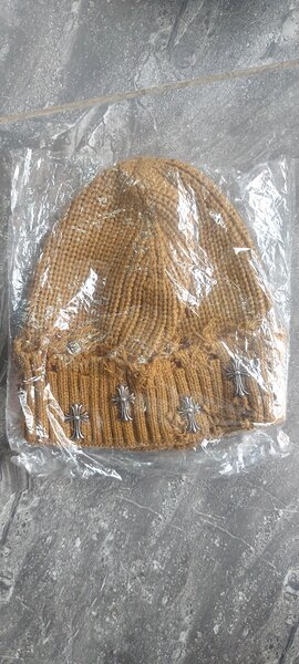 Bonnet en tricot marron chaud