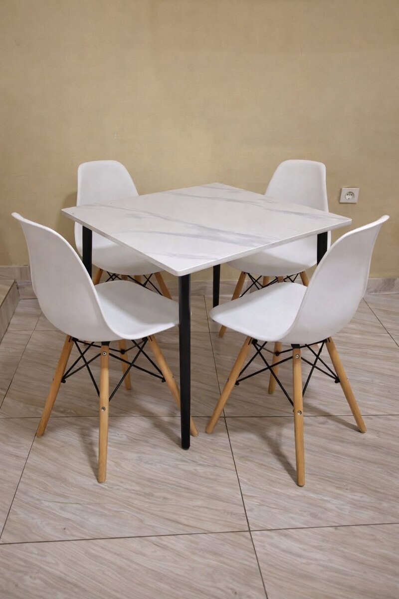 Table et chaises pour salle à manger