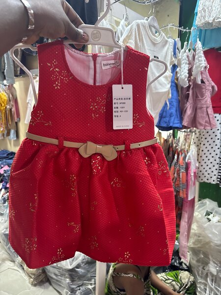 Robe en dentelle rouge bébé