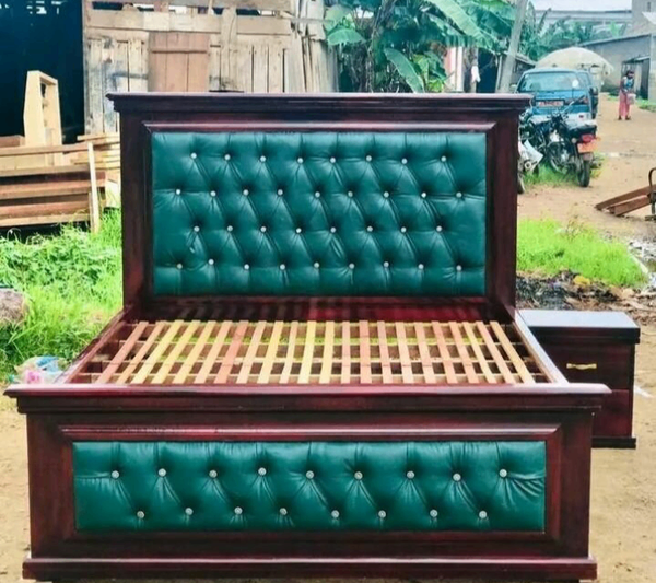 Lit en bois avec tête de lit capitonnée vert