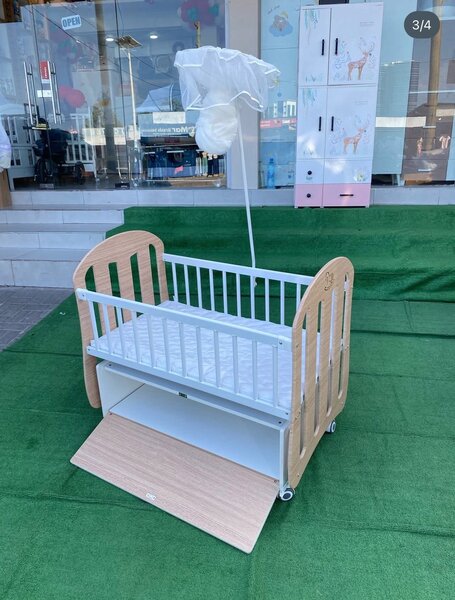 Lit bébé avec baldaquin