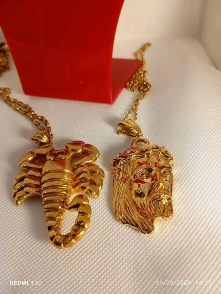 Collier pendentif scorpion doré