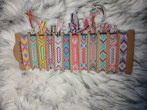 Bracelets tissés colorés