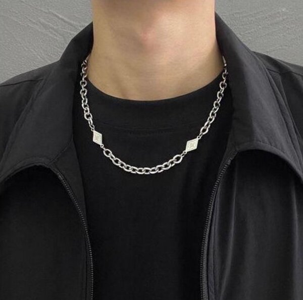 Collier chaîne avec pendentifs carrés en acier inoxydable