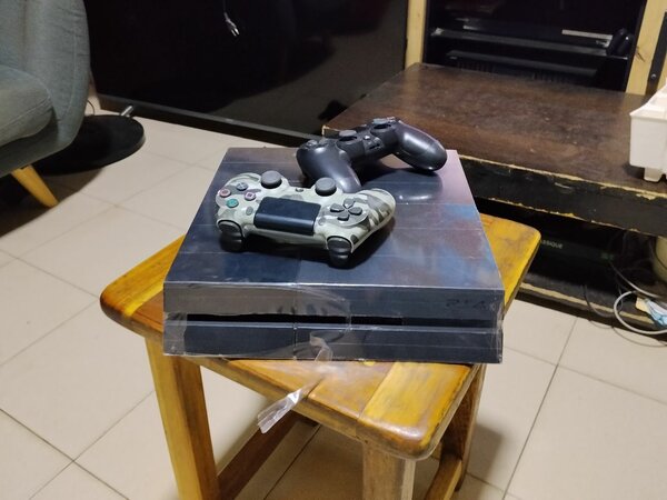 Console PS4 noire avec 2 manettes
