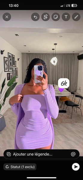 Robe moulante violette moderne