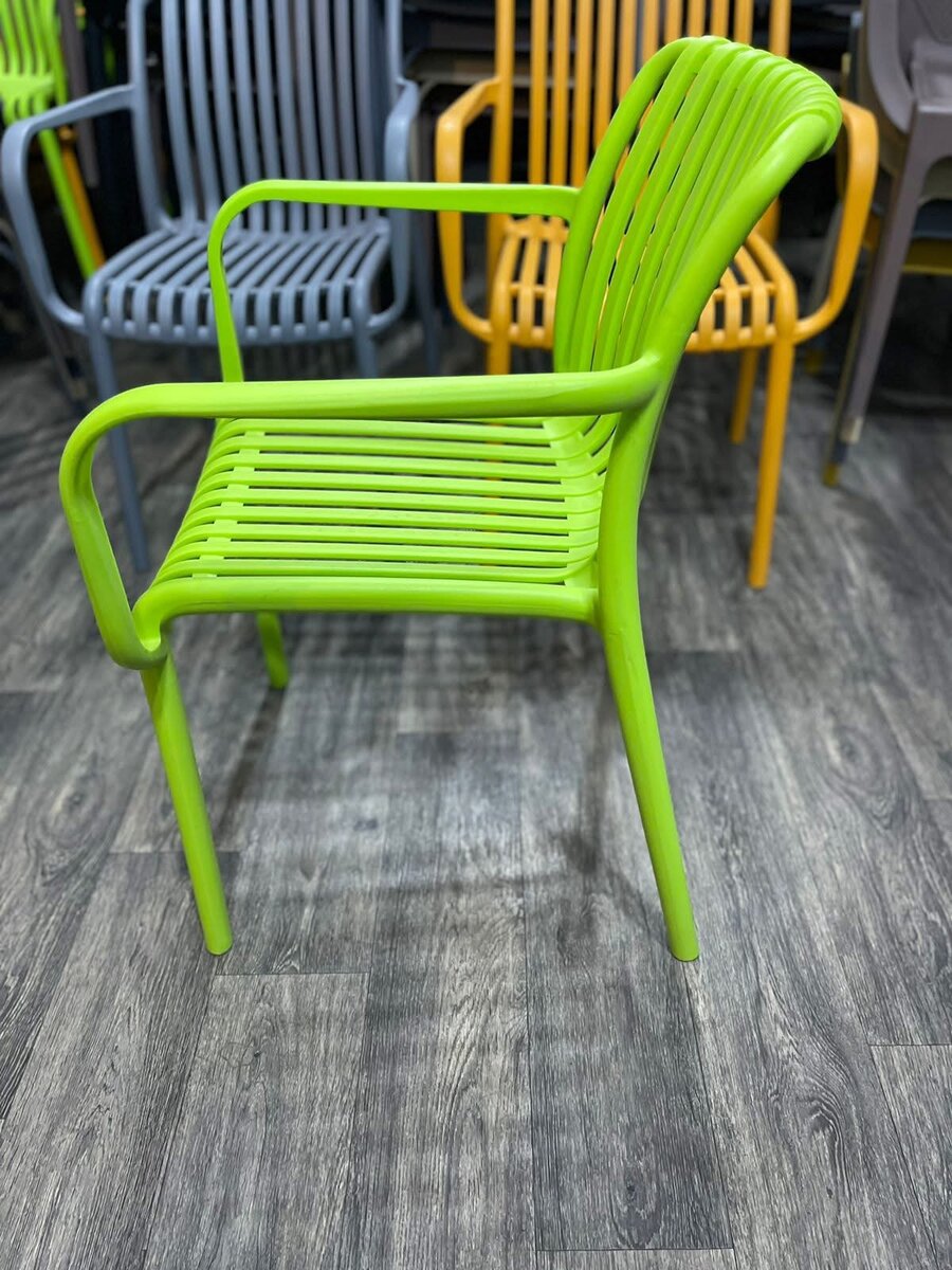 Chaise en plastique vert pour extérieur