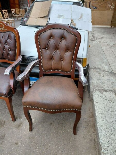 Chaise en cuir marron avec accoudoirs