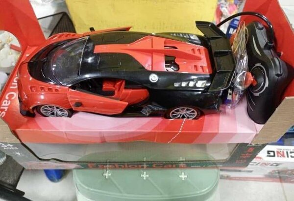 Voiture télécommandée rouge et noir