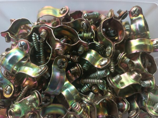 Vis métal pour fixation plafond