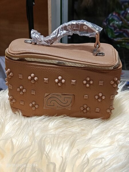 Sac à main en cuir marron avec détails perlés