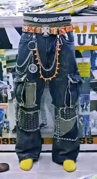 Jean déchiré punk avec chaînes