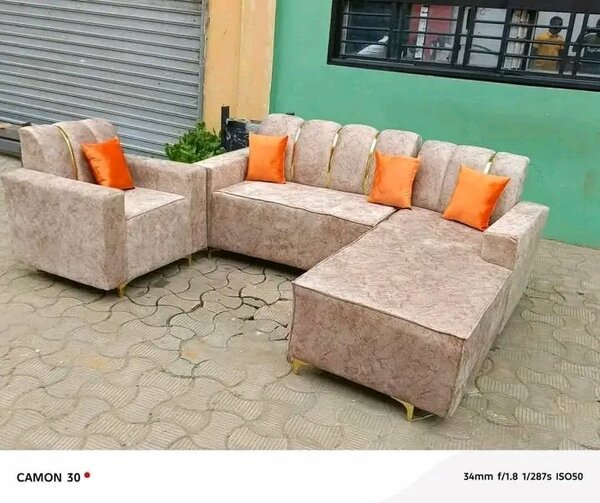 Canapé d'angle en tissu beige et coussins orange