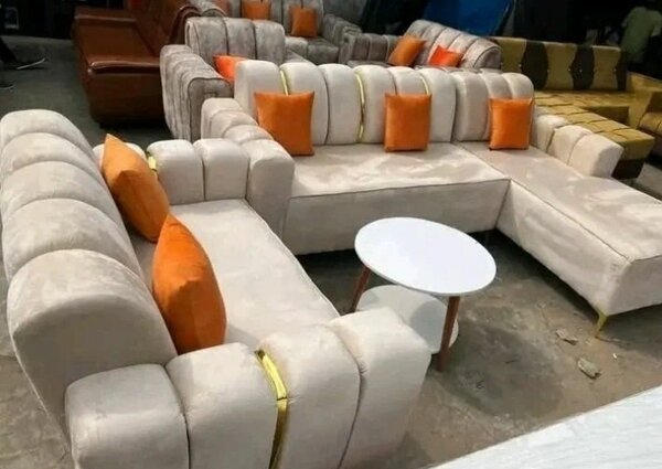 Canapé d'angle en tissu gris avec coussins orange