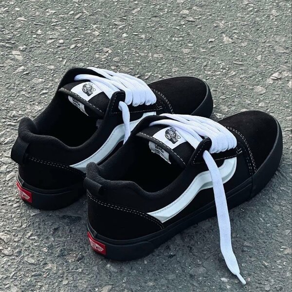 Baskets noires et blanches tendance