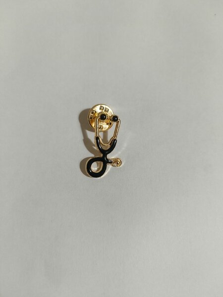 Épinglette stéthoscope dorée