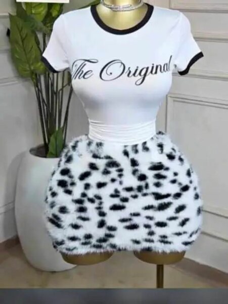 T-shirt et jupe à pois