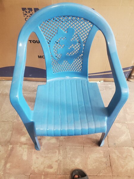 Chaise en plastique bleu