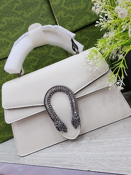 Sac à main blanc en cuir avec fermoir métal