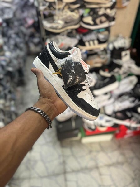 Baskets style urbain noir et blanc