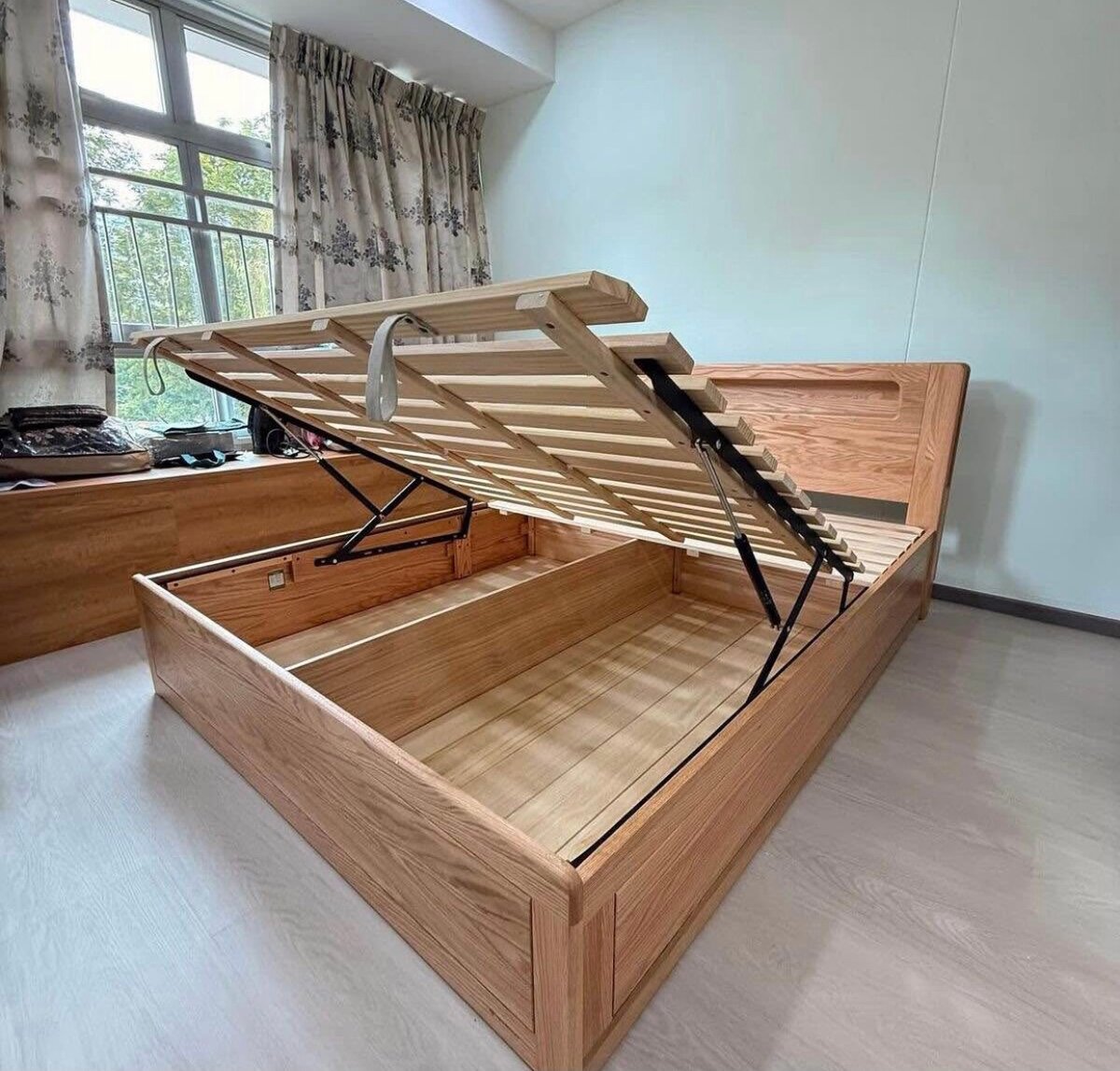 Lit en bois avec rangement