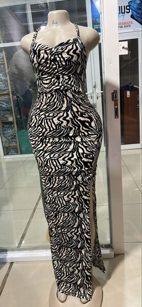 Robe longue noire et blanche imprimée