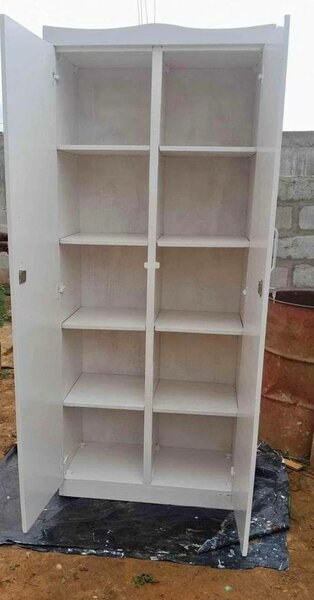 Armoire blanche spacieuse