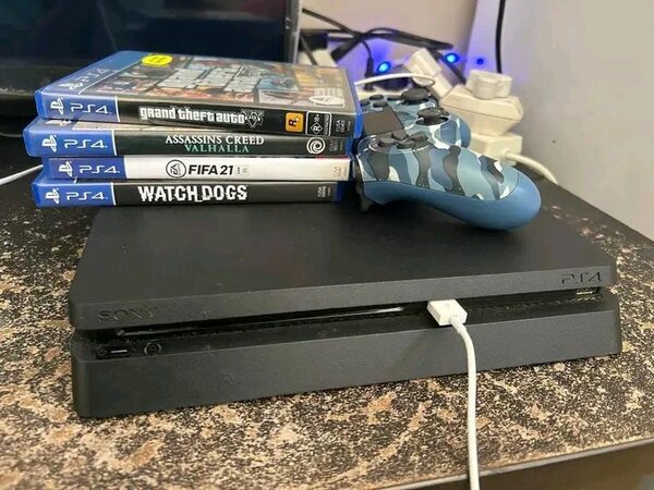 PlayStation 4 Slim 500Go avec manettes et jeux