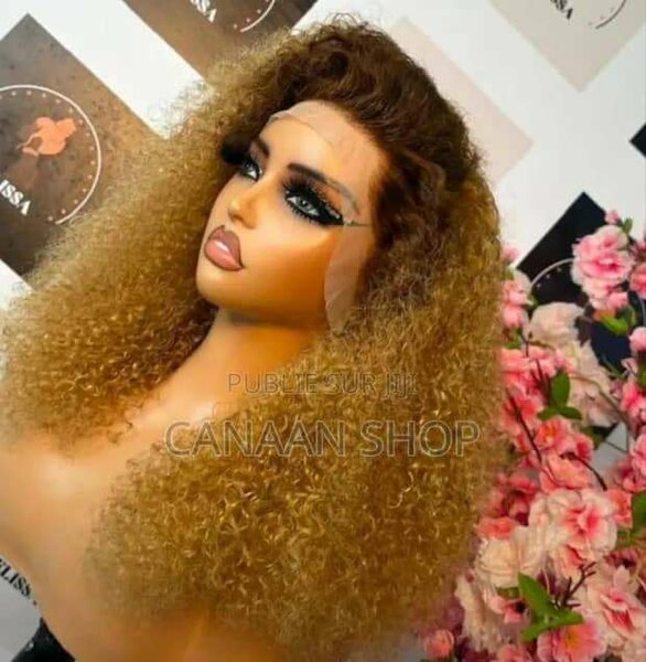 Perruque synthétique bouclée marron