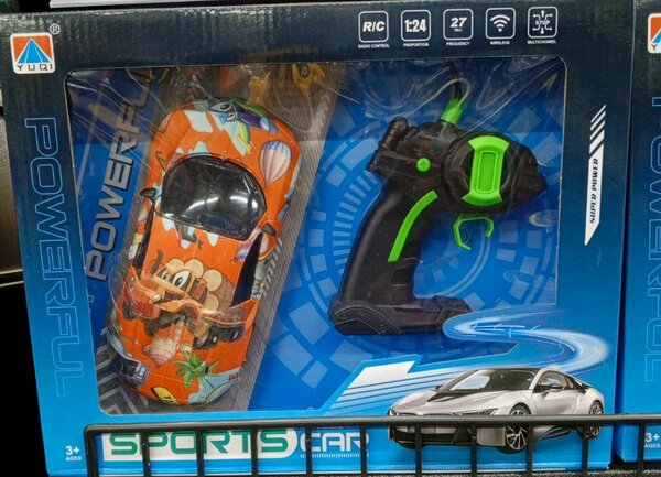 Voiture radiocommandée sportive