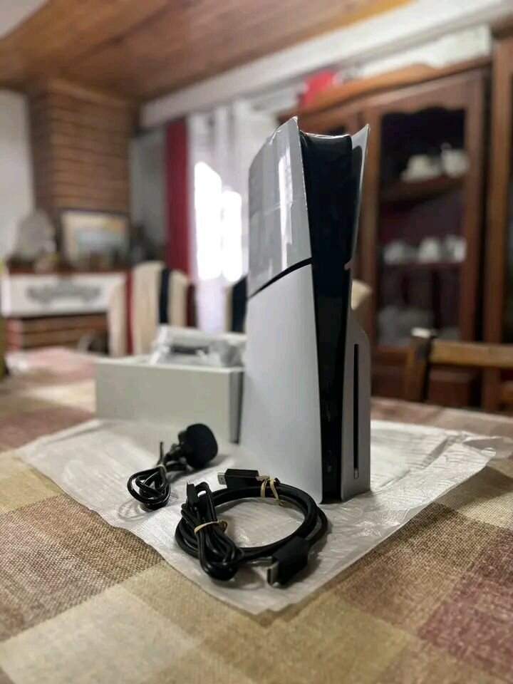Console PS5 Slim Edition - Accessoires Inclus