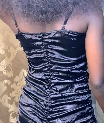 Robe satinée noire élégante