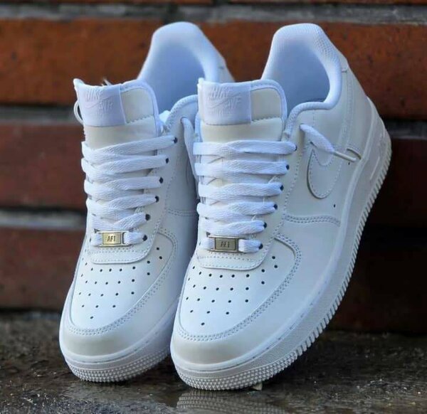 Chaussures Nike Air Force 1 blanches