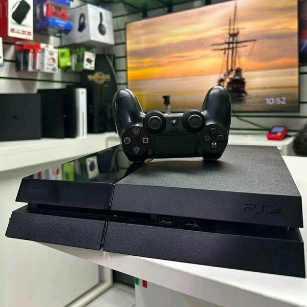 Console PS4 avec manette et câbles