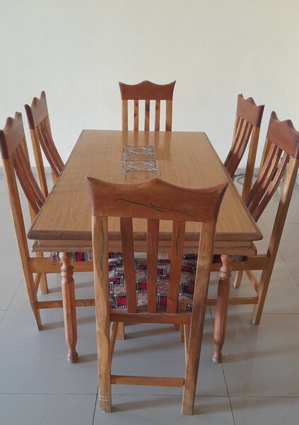 Table à manger en bois élégante