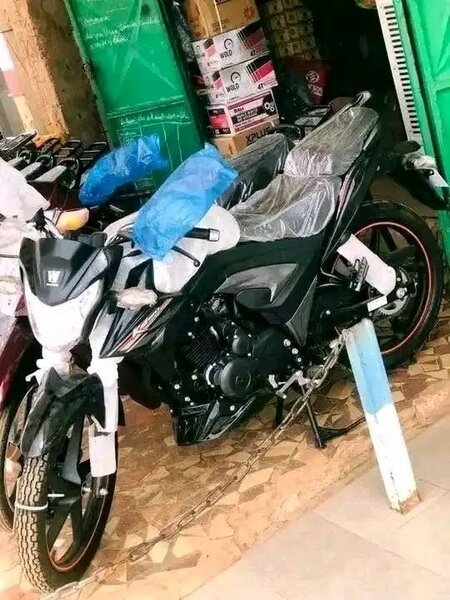 Moto Yamaha noir et blanc