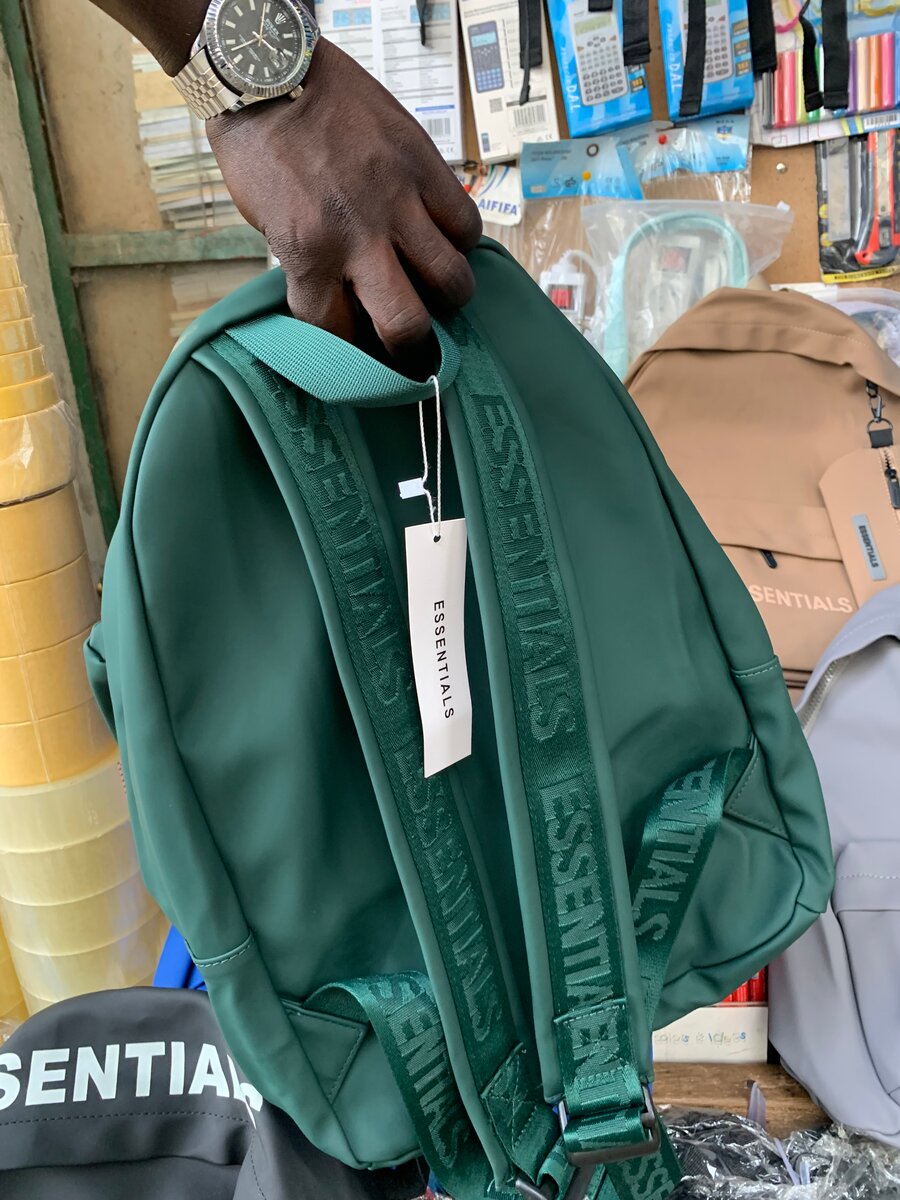 Sac à dos Essentials en trois couleurs