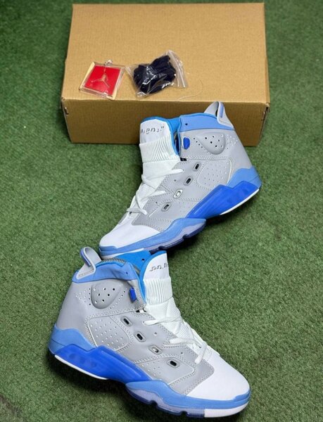 Baskets Air Jordan 8 bleu et gris