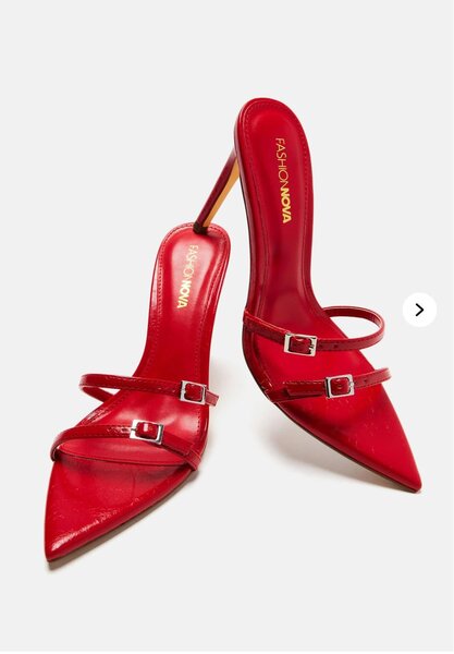 Sandales à talons rouges