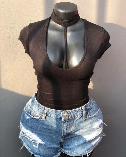 Top moulant noir élégant